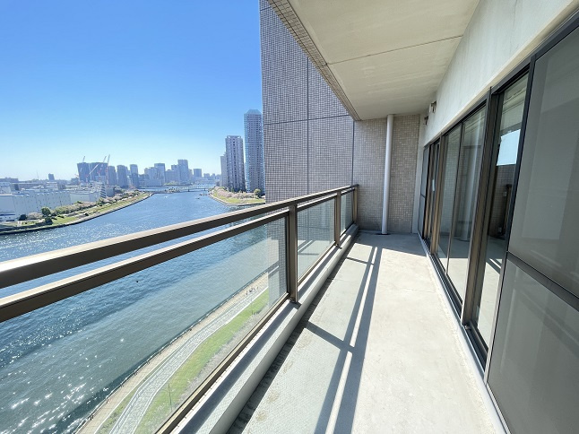 中央区新川１丁目の賃貸マンションのバルコニー