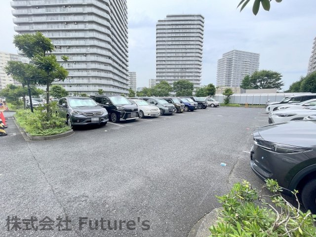 パークフィールドみさとテラ・ウエスト　五街区二号館の駐車場|駐車場は広くゆとりがあるので駐車もラクラク