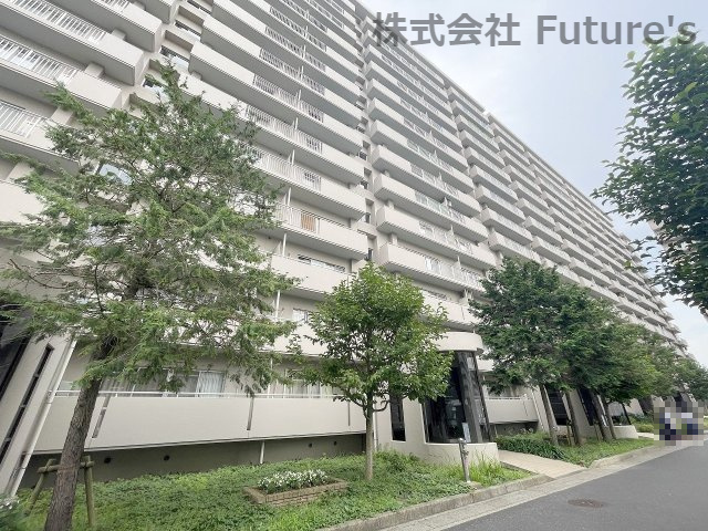 パークフィールドみさとテラ・ウエスト　五街区二号館の外観|きれいに整備された敷地内で快適にお過ごしいただけます◎