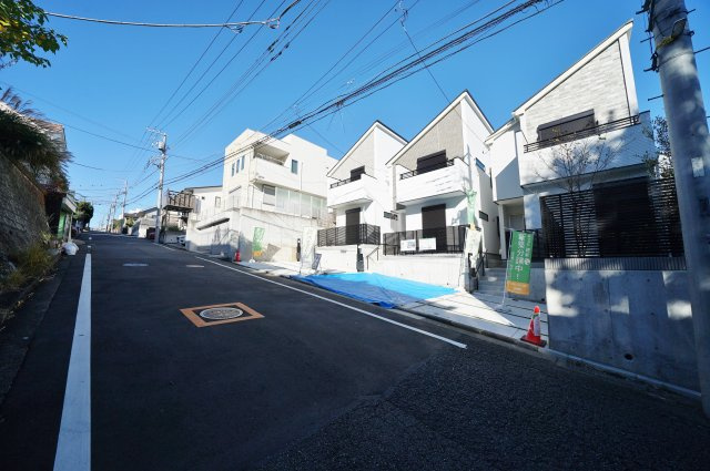 【横浜市保土ケ谷区月見台46-3全３棟新築戸建２号棟】★仲介手数料無料★（桜台小学校・岩崎中学校）の前面道路含む現地写真