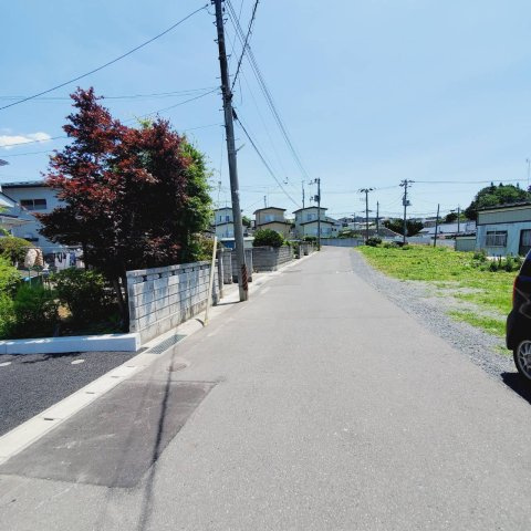 新井田西平分譲住宅の前面道路含む現地写真