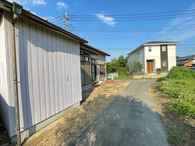 藤岡市藤岡　中古480の前面道路含む現地写真