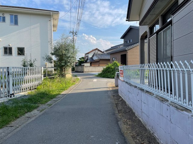 藤岡市藤岡　中古480の前面道路含む現地写真