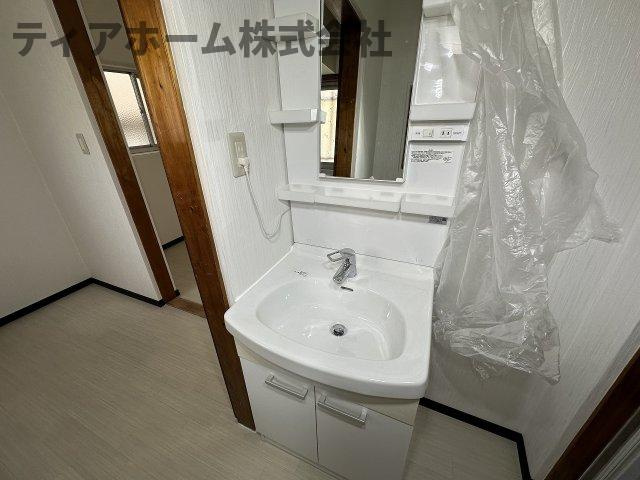穴虫戸建の独立洗面台|独立洗面台、小物を置くことができて便利です