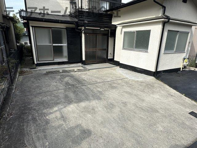 穴虫戸建の駐車場