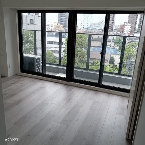 【居間・リビング】 | 本町スカイハウス | 沢山光を取り込むお部屋です。賃貸では珍しい広い窓枠に注目。