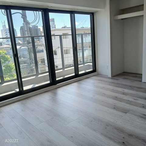 【居間・リビング】 | 本町スカイハウス | 沢山光を取り込むお部屋です。賃貸では珍しい広い窓枠に注目。
