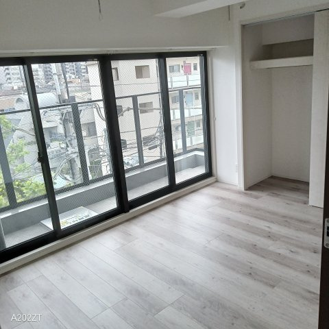 【洋室】 | 本町スカイハウス | 賃貸では珍しい広い窓枠に注目。光をしっかり通します