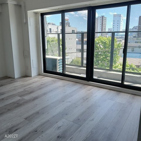 【洋室】 | 本町スカイハウス | 賃貸では珍しい広い窓枠に注目。光をしっかり通します