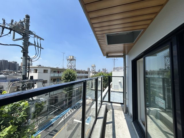 【バルコニー】 | 本町スカイハウス | 光が偏光して内部が目立ちにくいベランダです。