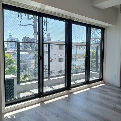【バルコニー】 | 本町スカイハウス | 光が偏光して内部が目立ちにくいベランダです。