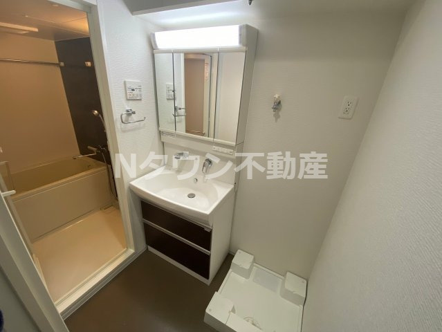 【独立洗面台】 | セイワパレス丸の内駅前 | 独立洗面台、小物を置くことができて便利です