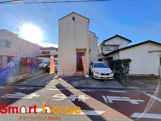 座間市東原　中古戸建　全居室6帖以上！の外観|外壁が周囲の街並みと青空に生えるお洒落な仕上がり！周囲には高い建物のないエリア。青い空が大きく感じますね。