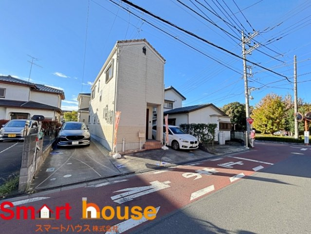 座間市東原　中古戸建　全居室6帖以上！の前面道路含む現地写真|外壁が周囲の街並みと青空に生えるお洒落な仕上がり！周囲には高い建物のないエリア。青い空が大きく感じますね。