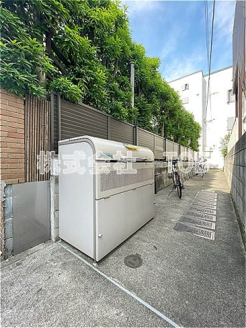 【ロビー】 | スパッツィオ南烏山 | ゴミ捨て場　駐輪スペース