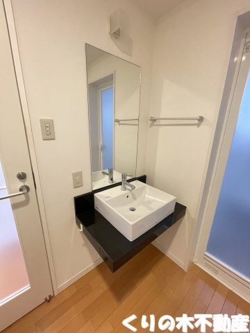 【洗面所】 | F COURT | 忙しい朝には欠かせない洗面所です（同タイプのお部屋です。現況を優先します。）