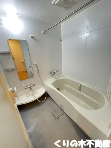 【浴室】 | F COURT | 落ち着いた空間のお風呂です（同タイプのお部屋です。現況を優先します。）
