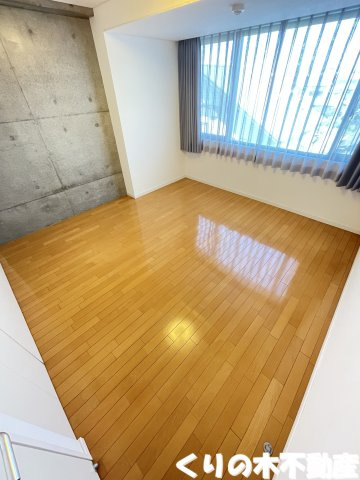 【洋室】 | F COURT | ゆったりした洋室です（同タイプのお部屋です。現況を優先します。）