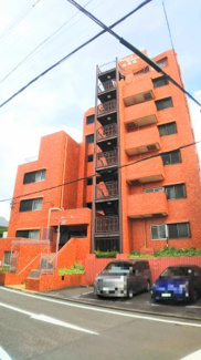 【外観】 | ◆ライオンズマンション花見通は地上7階建ての全17戸の住戸がございます。ライオンズマンション特有の赤みがかったレンガ調のタイル貼りの外観で、温かみがあって周辺の街並みとも馴染んでいます。