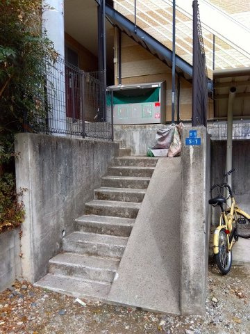 レオパレスメゾンドウエストのエントランス|落ち着いたエントランスです