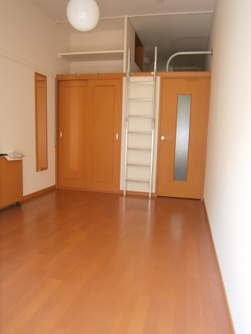 レオパレスメゾンドウエストの内装|明るい色調の室内です