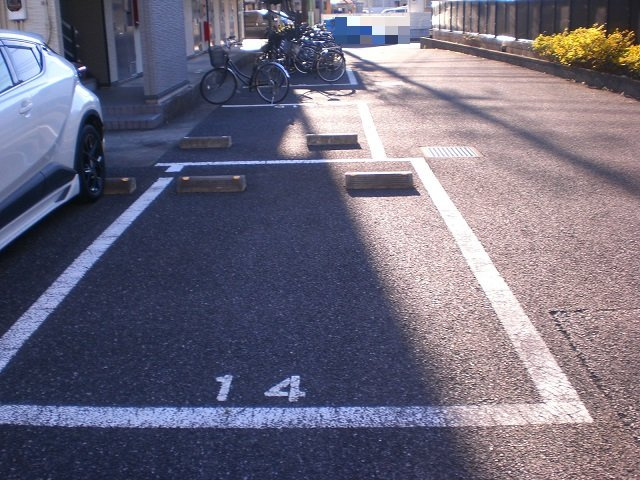 レオパレスブリリアントの駐車場