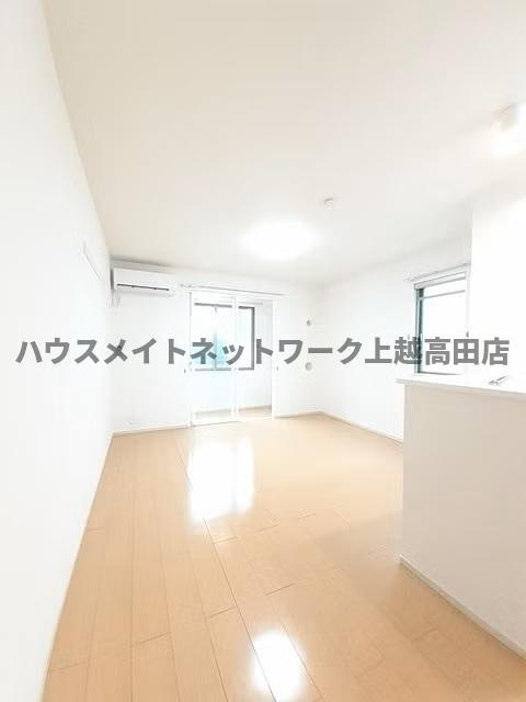 ラ・ルジュ・アンの居間・リビング|洋室12.1帖