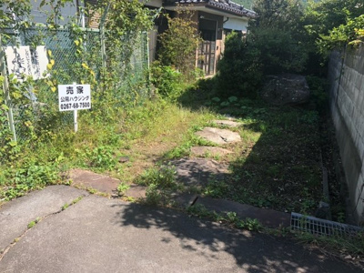 【駐車場】 | 佐久市田口中古住宅 | ２台目以降の駐車は庭から駐車場への造成工事が必要です。