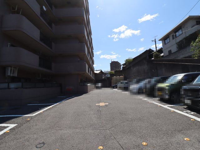 ユニーブル東岡崎の駐車場