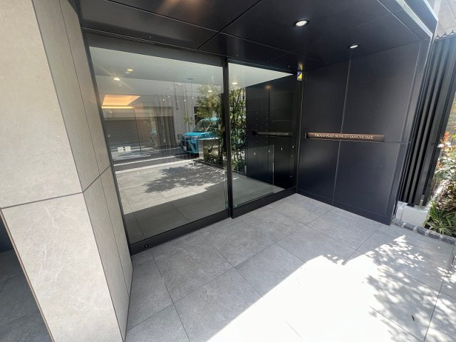 プラウドフラット本郷三丁目のエントランス