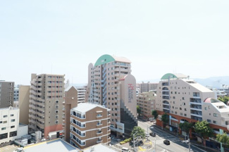 【展望】 | 前面はさえぎる高層ビルもなく、美しい青空の眺望が広がります