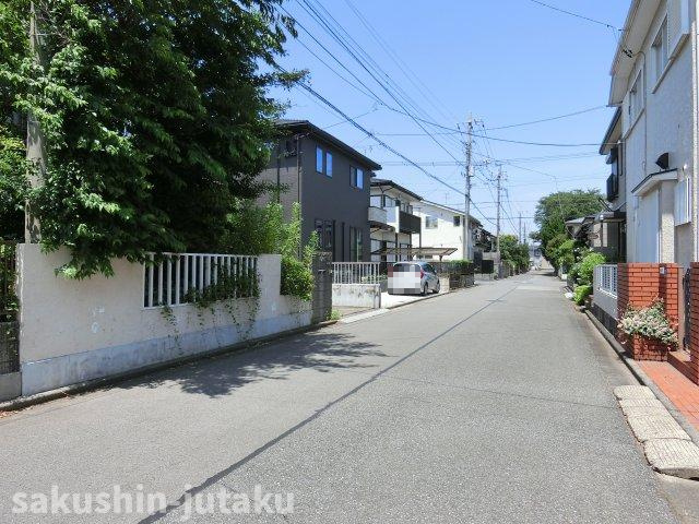 作新台２丁目　売地の前面道路含む現地写真|作新台２丁目　売地　解体更地渡し　建築条件なし　約43.5坪の整形地　南東側5.9ｍ公道面　間口約11.5ｍ