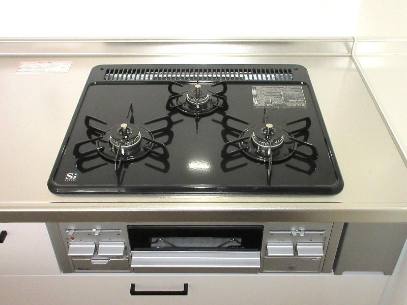 ホーユーパレス寝屋川のキッチン|３つ口ビルトインコンロ
■物件内覧・資金計画相談・住宅ローン相談、リフォーム相談、お問合せ受付中■
※当日・翌日のご内覧、ご相談はお電話でのお問合せがスムーズです！