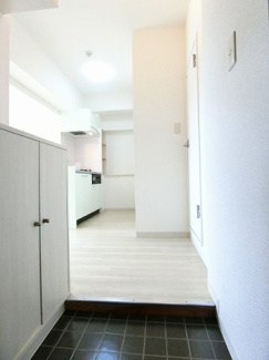【展望】 | ※参考写真※玄関から室内への景観です！入ってすぐにダイニングキッチンがあります♪