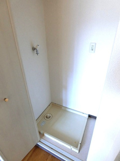 【その他共用部分】 | ※参考写真※バスルーム横にある室内洗濯機置き場です♪室内に置けるので洗濯機が傷みにくい☆