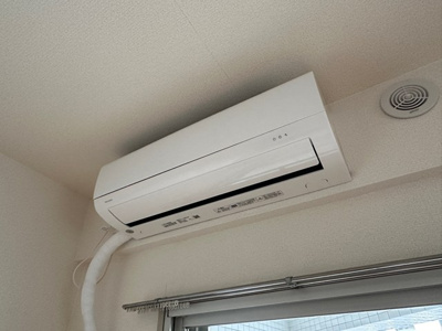 【設備】 | レオドール登戸 | 洋室12.3帖にあるエアコンです！暑い夏や寒い冬に大活躍のエアコン付きです☆冷暖房完備で1年中快適に過ごせます♪