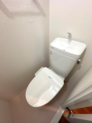 【トイレ】 | レオドール登戸 | トイレは温水洗浄便座付き♪人気のバストイレ別です♪小物を置ける便利な棚やタオルハンガーも付いています♪