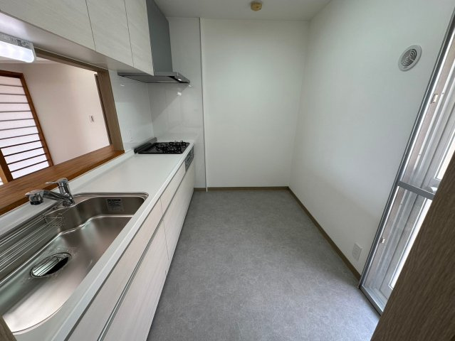 コレツィオーネ東山南棟のキッチン|広々スペースでご家族や友人と一緒にキッチンに立ってお料理が作れます♪