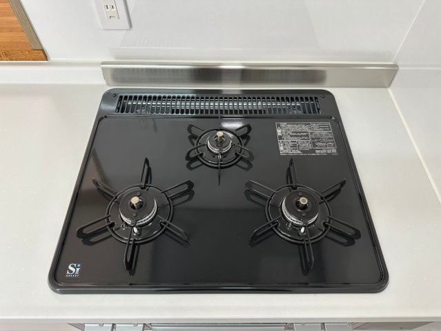 コレツィオーネ東山南棟の設備|グリル付きの３口コンロなので、同時進行でお料理の効率が上がります♪