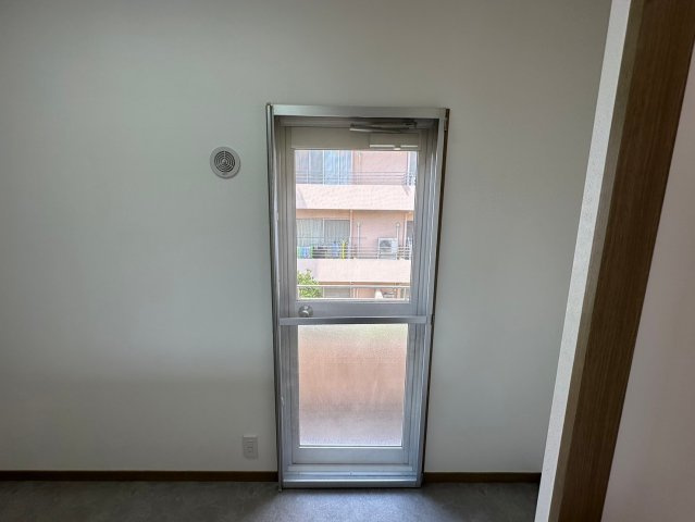 コレツィオーネ東山南棟のその他|【勝手口】
キッチンには勝手口があり、北側バルコニーに出ることができます。一時的にゴミを出しておけるので、臭いの心配が軽減されます！