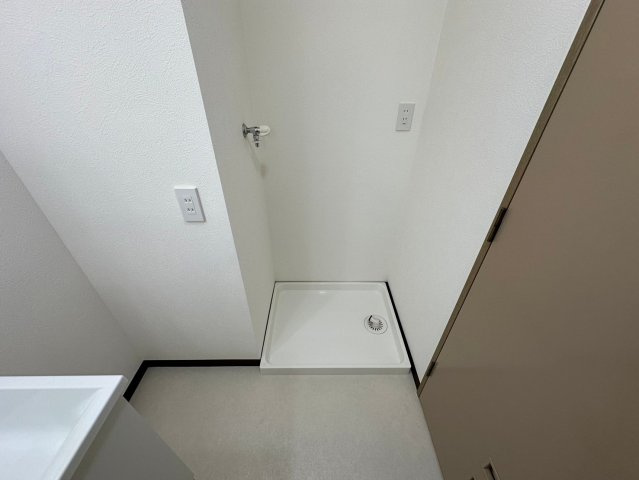 コレツィオーネ東山南棟のランドリースペース|防水パン付き室内洗濯機置き場。