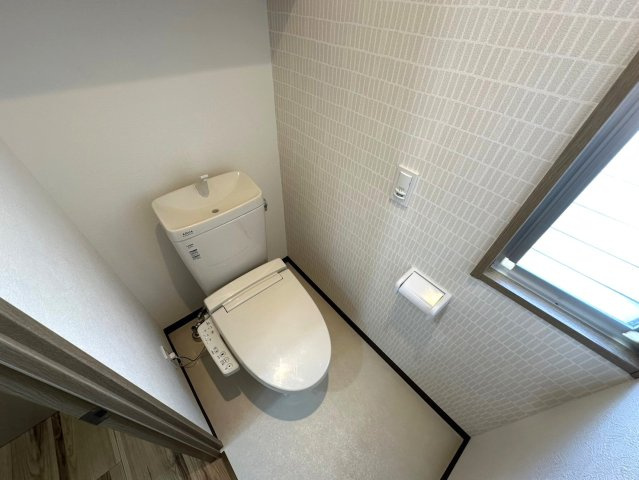 コレツィオーネ東山南棟のトイレ|清潔感のあるウォシュレット機能付きのトイレです。窓もあるので換気もバッチリです！