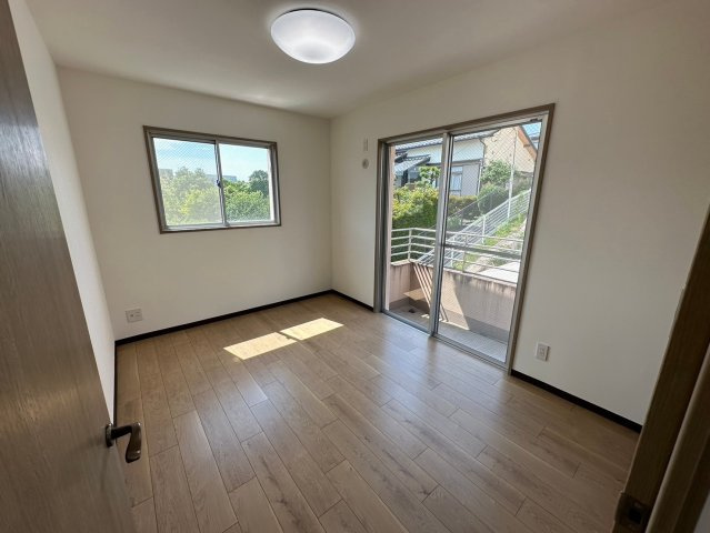 コレツィオーネ東山南棟の子供部屋|【5.9帖】
明るい洋室♪お子様の一人部屋デビューにもいいですね♪