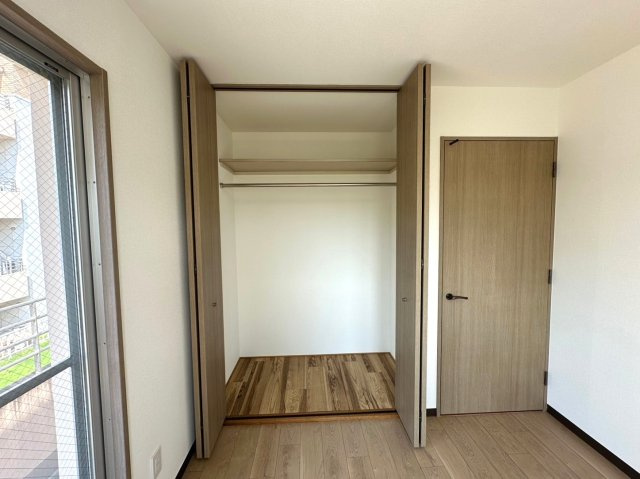 コレツィオーネ東山南棟の収納|ポールハンガー付きなので、衣類をハンガーに掛けたまま収納できるクローゼットです！