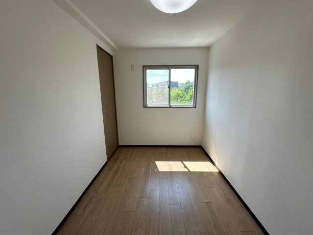 コレツィオーネ東山南棟の洋室|【4.9帖　サービススペース】
いろいろな使い方のできるサービススペースです！リモートワークや書斎としてもお使いいただけます♪