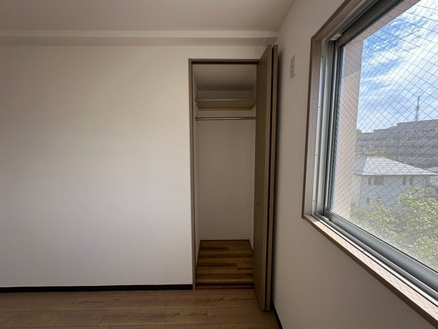 コレツィオーネ東山南棟の収納|サービススペースには窓と収納付きで多用途に使用可能です！