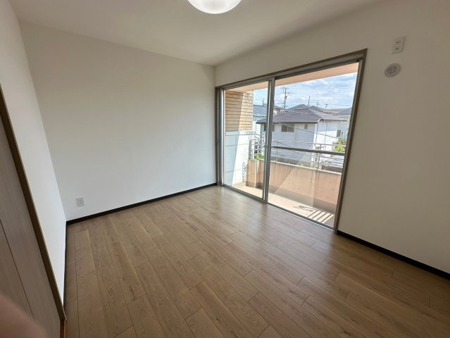 コレツィオーネ東山南棟の寝室|【6.1帖】
南側バルコニーに面した明るいお部屋で、一人で過ごす時間も大切にできます。