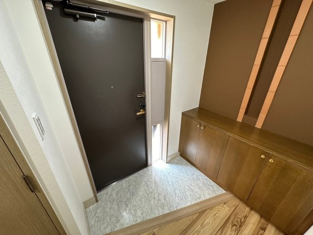 コレツィオーネ東山南棟の玄関|明るくて清潔感のある玄関♪
シューズボックスで玄関がスッキリ片付きます！