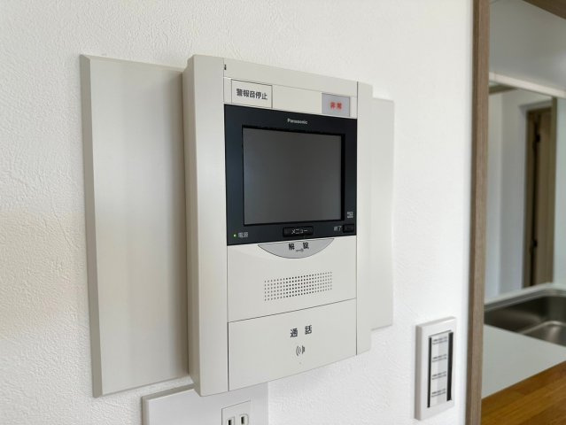 コレツィオーネ東山南棟のセキュリティ|モニター付きインターホンは、来客の際に来訪者のお顔を確認できるので安心です！