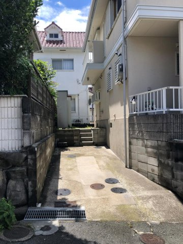 成田東町　中古一戸建ての駐車場|カースペース
■物件内覧・資金計画相談・住宅ローン相談、リフォーム相談、お問合せ受付中■
※当日・翌日のご内覧、ご相談はお電話でのお問合せがスムーズです！